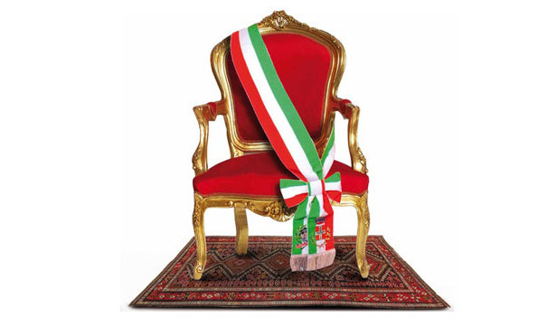 Poltrona con fascia sindaco