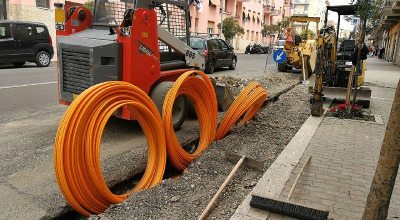 Cantiere stradale con bobcat e bobina fibra ottica